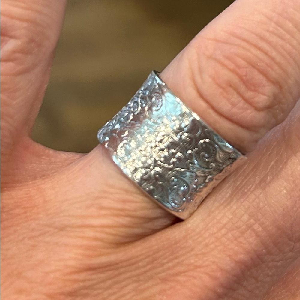 Lovely Sterling Silver Ring or Wedding Band with Filigree Metal Work EUC! Size 7